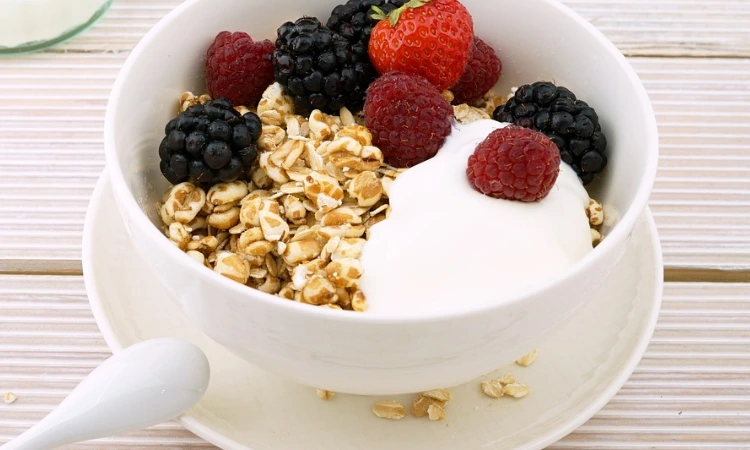 Oatmeal with fresh fruits