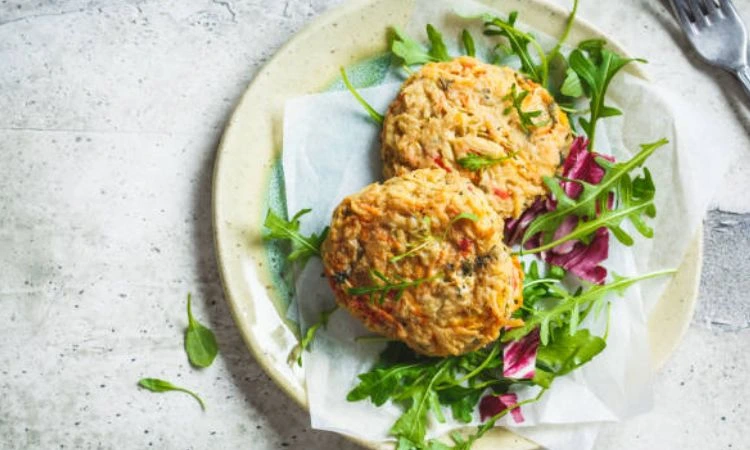 Spicy Tuna Patties with Brown Rice and Sautéed Spinach