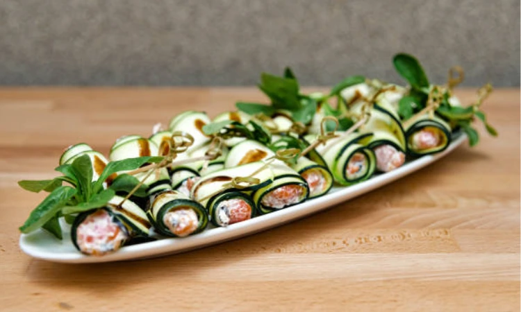 Sandwich rolls with cucumber and cream cheese